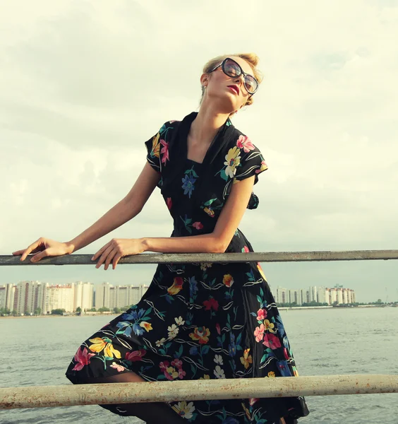 Giovane donna in posa vicino al mare . — Foto Stock