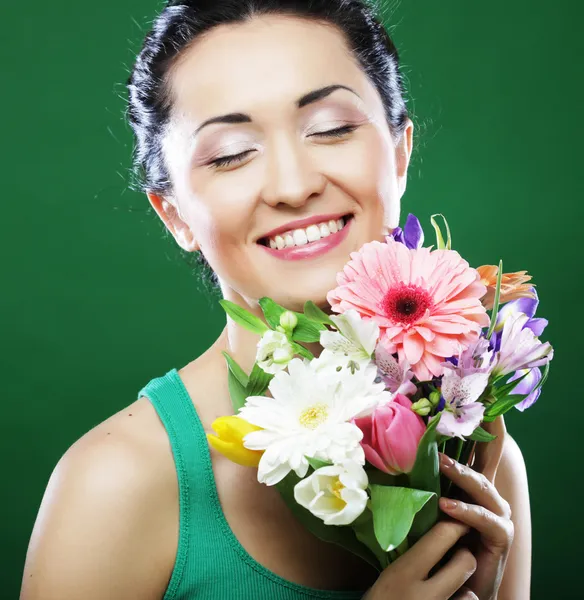 Jovem mulher asiática com flores de buquê — Fotografia de Stock