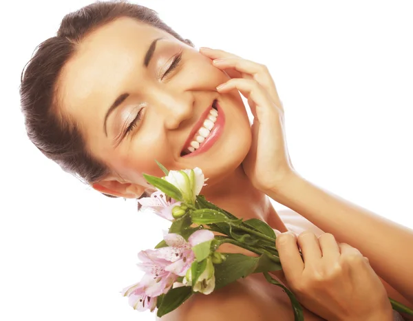 Mooie aziatische vrouw met roze bloemen — Stockfoto