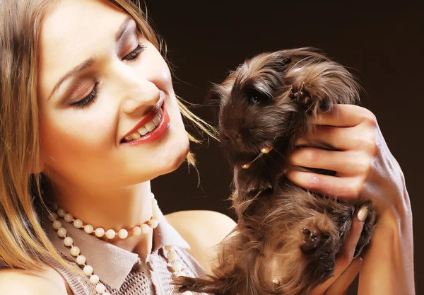 Vrouw met cavia — Stockfoto