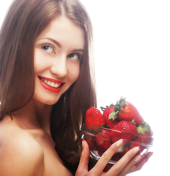 Bella donna felice sorridente con fragola — Foto Stock