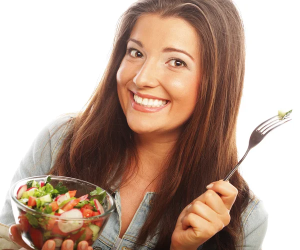 Jovem mulher feliz comendo salada . — Fotografia de Stock