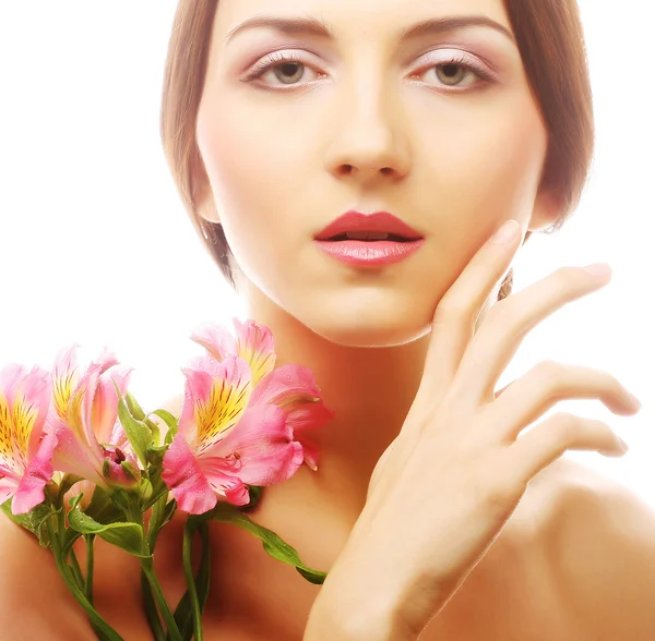 Hermosa mujer con flores rosadas — Foto de Stock