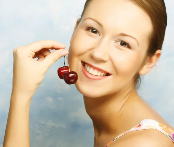 Frau mit Kirschen — Stockfoto