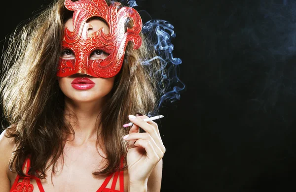Frau raucht im Dunkeln — Stockfoto