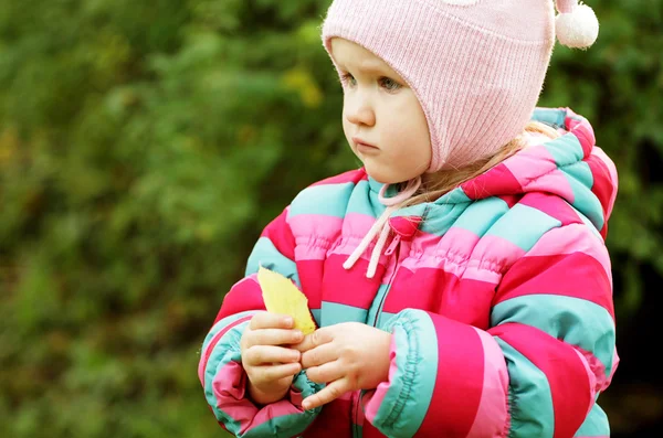 Niño en el parque de otoño — Foto de Stock