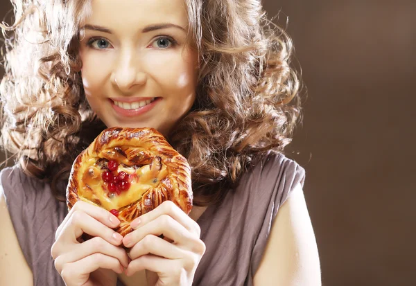 Young woman with a cake — Stock Photo, Image