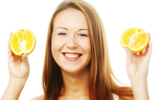 Femme avec des oranges dans ses mains — Photo