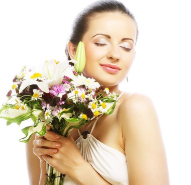 Çiçekleri olan güzel genç bir kadın.