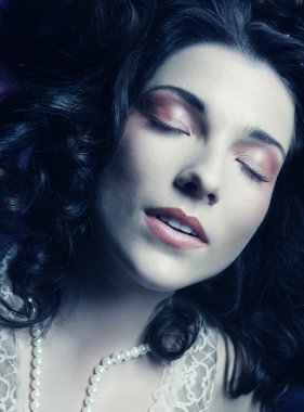 güzel kadın, Organze üzerinde yatıyordu. Uyuyan güzel.