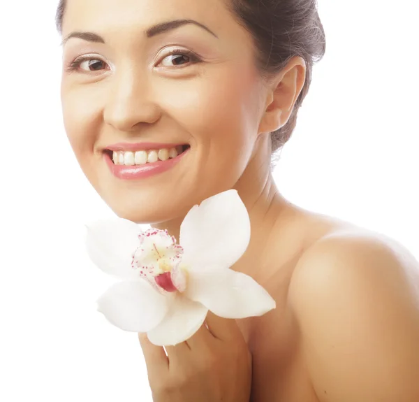 Rosto de mulher bonita com flor de orquídea — Fotografia de Stock