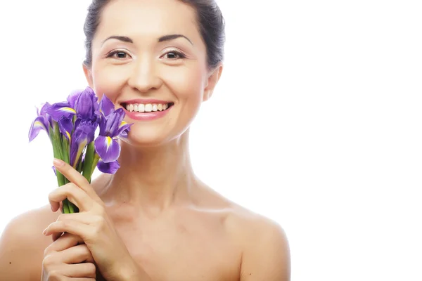 Joven modelo asiático con flores de iris . — Foto de Stock