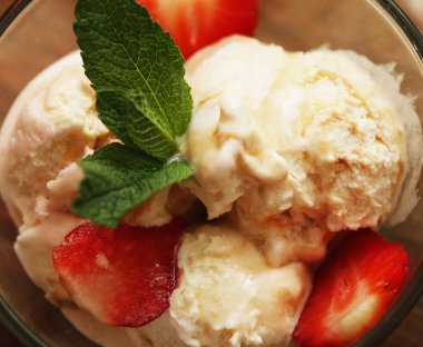 Taze çilekli dondurma.