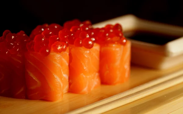 Rollos con salmón y caviar rojo — Foto de Stock