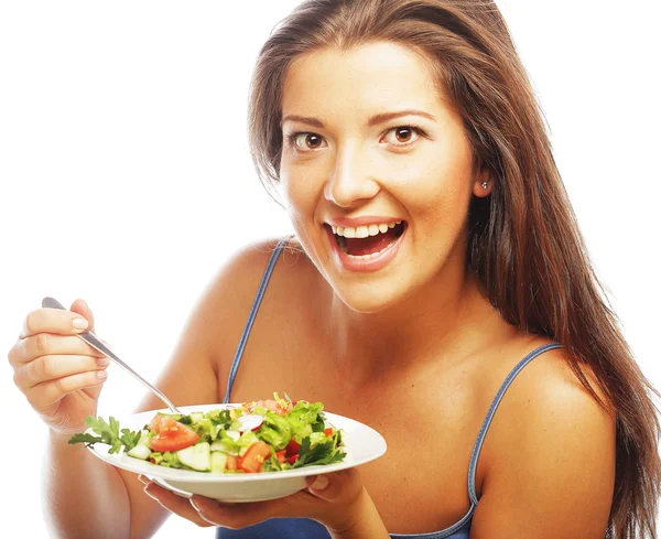 Jovem mulher feliz comendo salada . — Fotografia de Stock