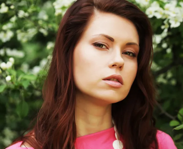 Young woman  in summer park — Stock Photo, Image