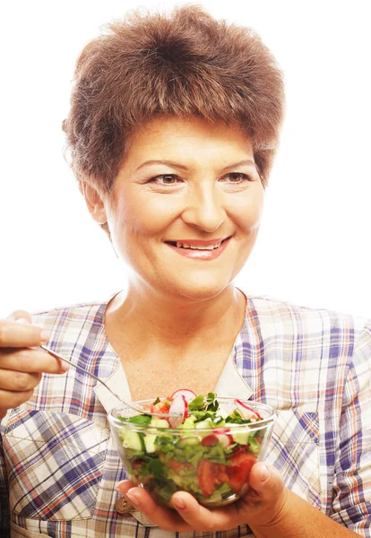 Érett mosolygó nő eszik saláta — Stock Fotó
