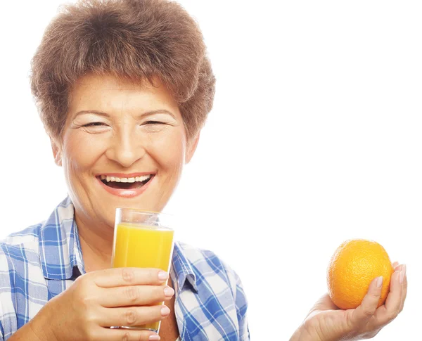 Mulher sorridente madura com suco de laranja — Fotografia de Stock