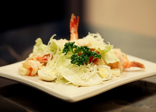 Caesar salad with shrimp — Stock Photo, Image