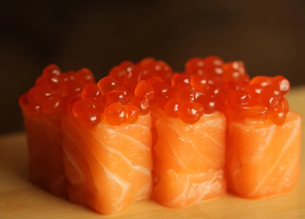 Brötchen mit Lachs und rotem Kaviar — Stockfoto