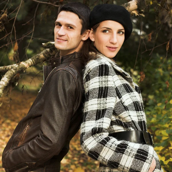 Pareja encantadora en el parque de otoño —  Fotos de Stock