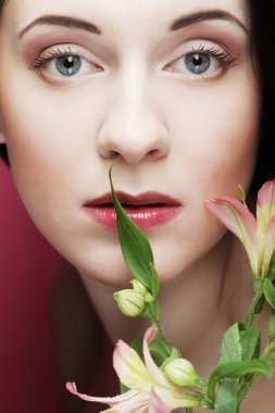 pembe çiçekli genç güzel kadın