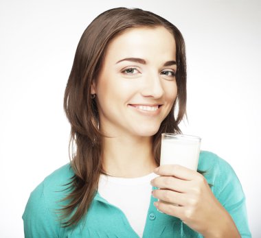 genç bayan bir bardak süt