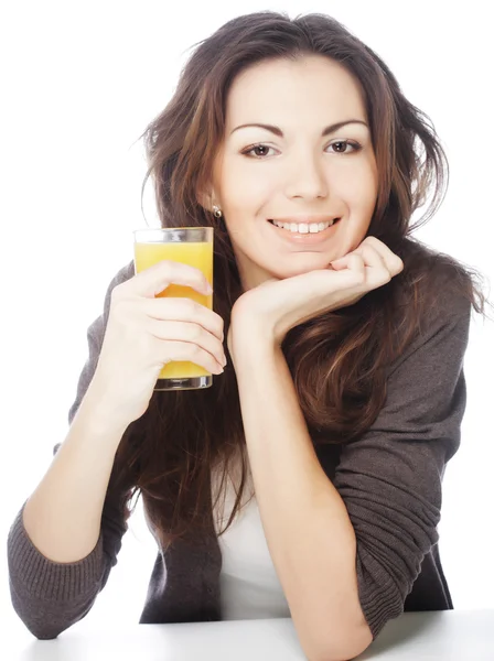 Mulher com suco de laranja no fundo branco — Fotografia de Stock