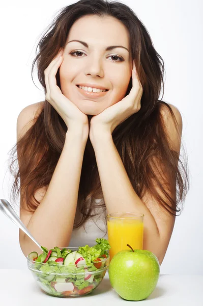 Kobieta ma śniadanie sałatka ze świeżych warzyw — Zdjęcie stockowe