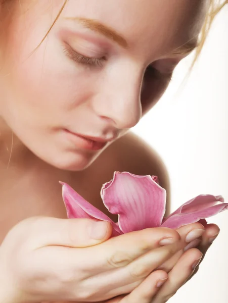 Mooie vrouw met roze bloem — Stockfoto