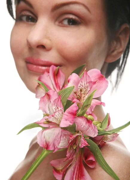 Mulher com flores rosa — Fotografia de Stock