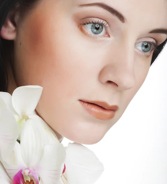 Женщина с цветком орхидеи — стоковое фото