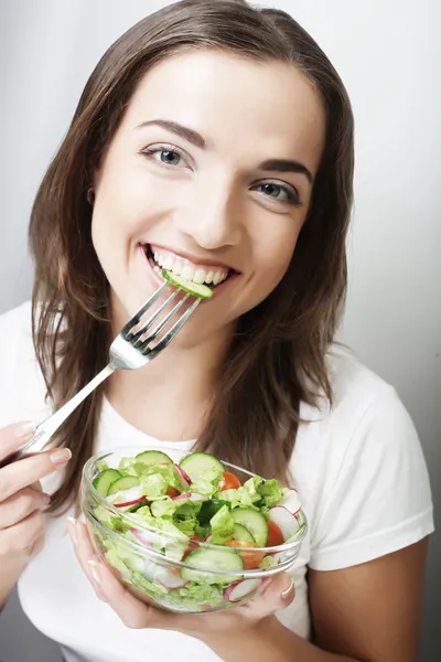 Donna felice mangiare insalata — Foto Stock
