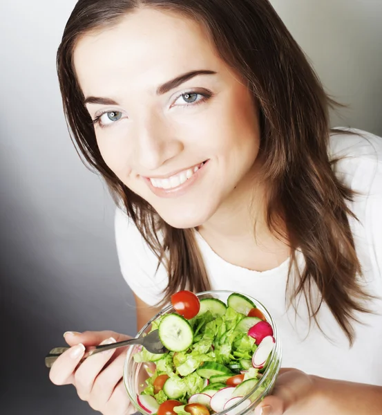 Mädchen mit Salat auf weißem Hintergrund — Stockfoto