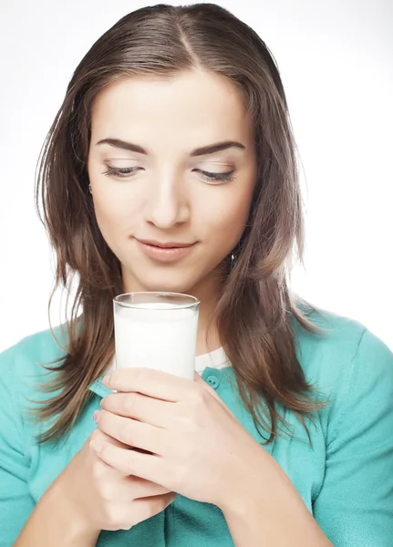 Jonge dame met een glas melk — Stockfoto