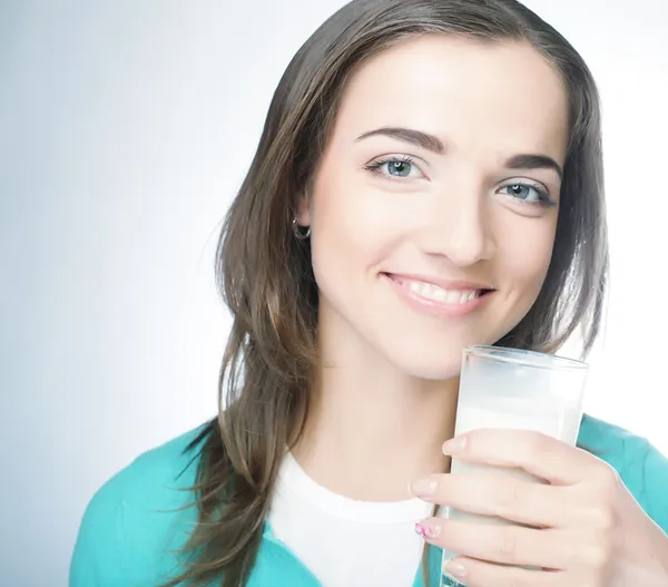 Jonge dame met een glas melk — Stockfoto