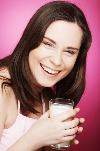 Giovane donna che tiene un bicchiere di latte fresco — Foto Stock