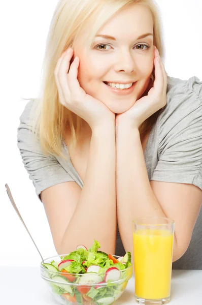 Kvinne spiser frokostsalat fra friske grønnsaker – stockfoto