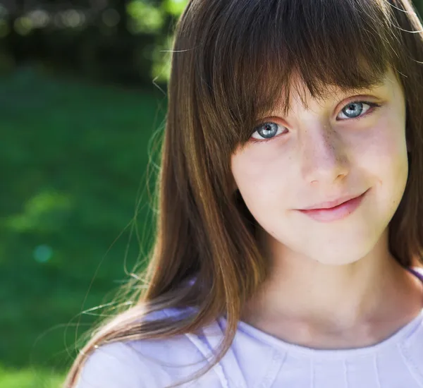 Lilla leende flicka sommaren porträtt — Stockfoto