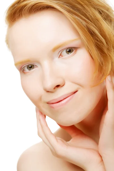 Schöne junge Frau mit gesundem, sauberem Gesicht — Stockfoto