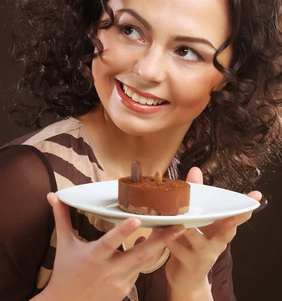 Giovane donna con una torta — Foto Stock