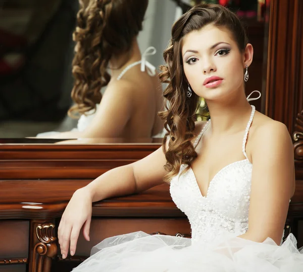 Giovane sposa felice — Foto Stock