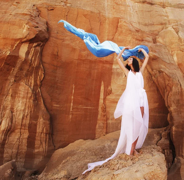 Morena em vestido branco com tecido azul — Fotografia de Stock