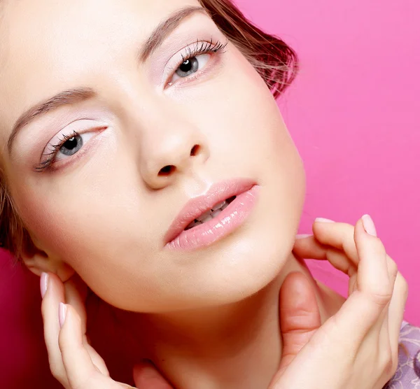 Mujer joven sobre fondo rosa —  Fotos de Stock