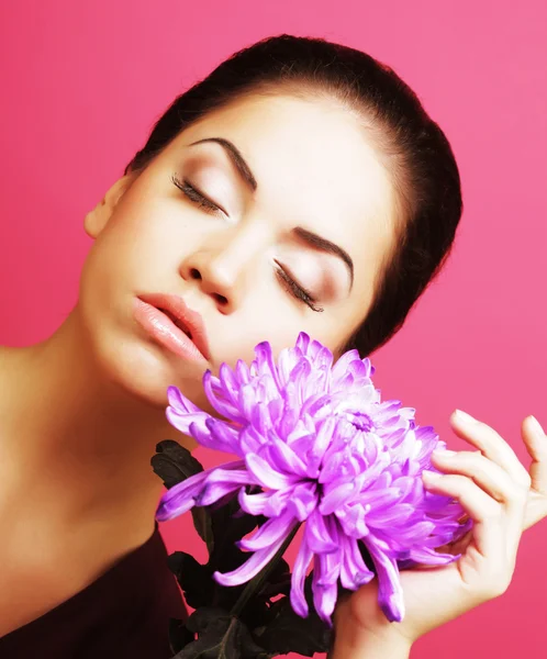 Mooie vrouw met grote paarse bloem — Stockfoto