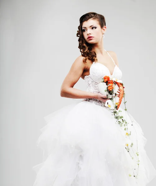 Beautiful bride in a luxurious wedding dress — Stock Photo, Image