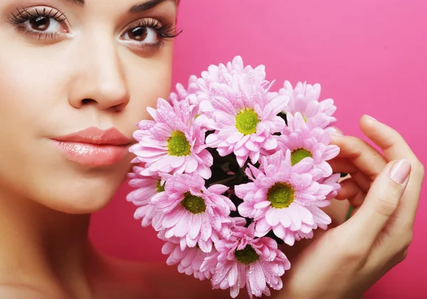 Ung kvinna porträtt med rosa krysantemum — Stockfoto