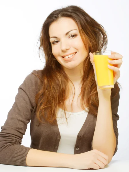 Mulher com suco de laranja no fundo branco — Fotografia de Stock