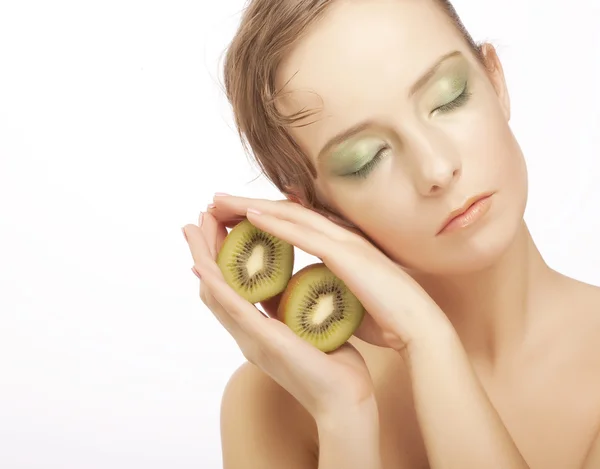 Mulher de beleza com kiwi no branco — Fotografia de Stock