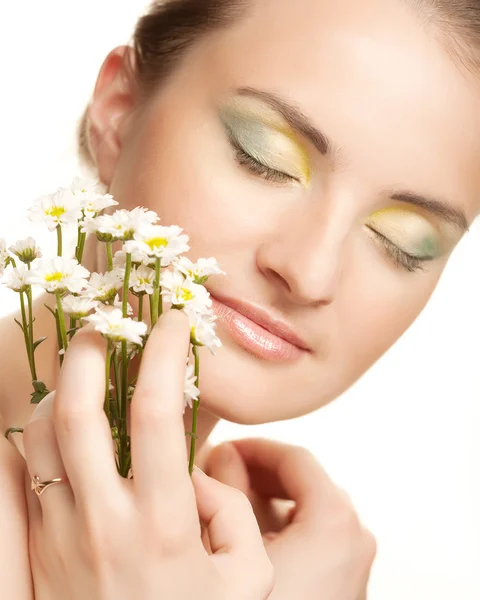 Rosto de mulher com flores brancas — Fotografia de Stock